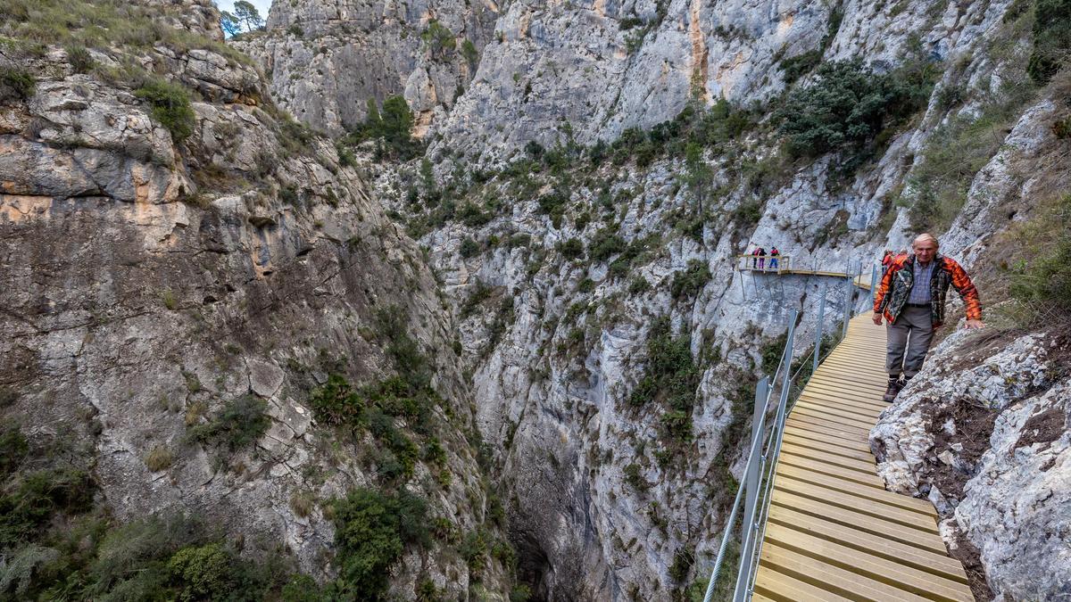 Así es el sendero adosado a la pared del antiguo pantano de Relleu