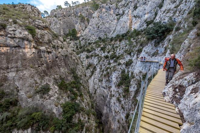 Es el sendero adosado a la pared rocosa del antiguo pantano de Relleu, un "caminito" que se podrá realizar bajo reserva previa y dentro de un horario establecido