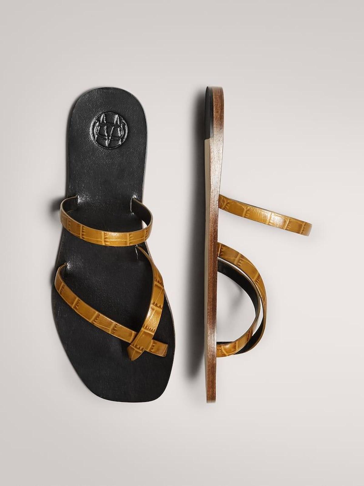 Sandalias planas con tiras en color mostaza de Massimo Dutti