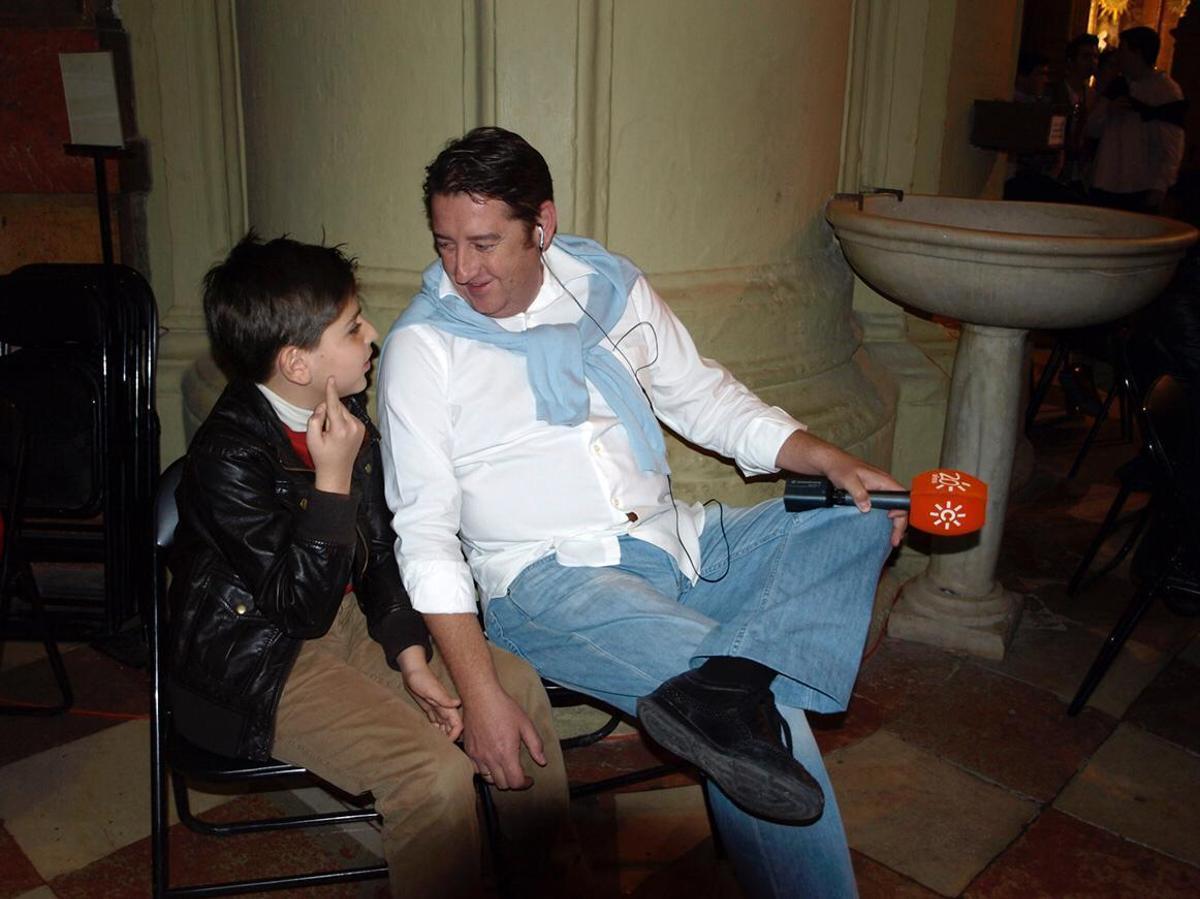 Con su hijo Guille, en una retransmisión de Semana Santa