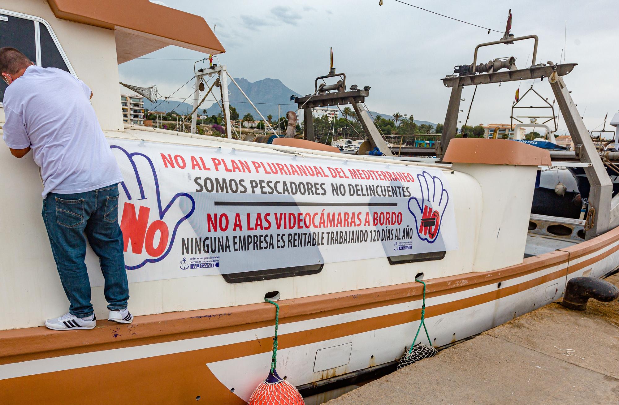 Las cofradías de la provincia protestan en La Vila contra el plan europeo que les obliga a reducir los días de faena