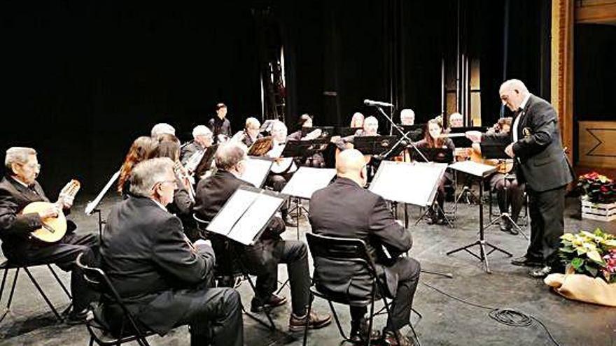 Miguel Oncalada dirige de los músicos de La Rondalla de Toro en la interpretación de una obra.