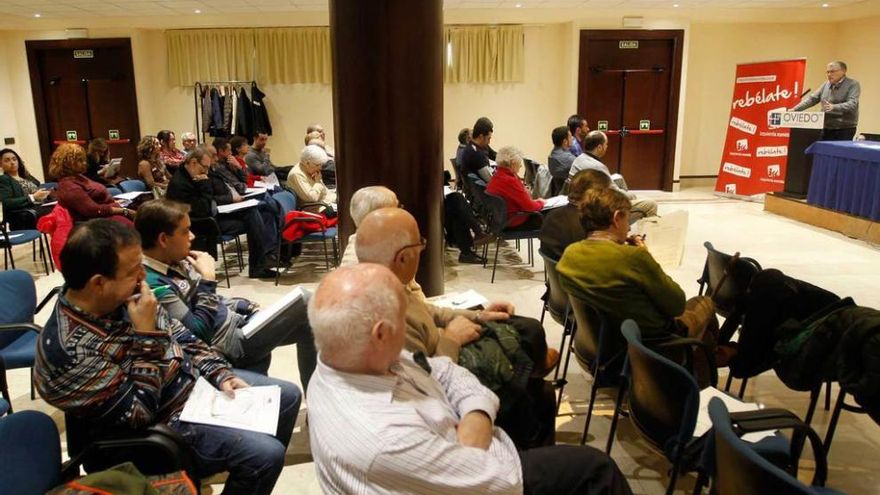 Asistentes a la asamblea de IU, ayer, en el Auditorio.