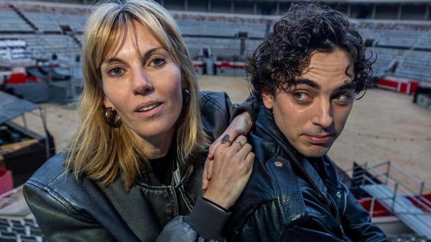 La directora Elisabet Terri i l’actor Guim Puig, dijous en el rodatge d’‘Els de Sau’, a la Monumental.