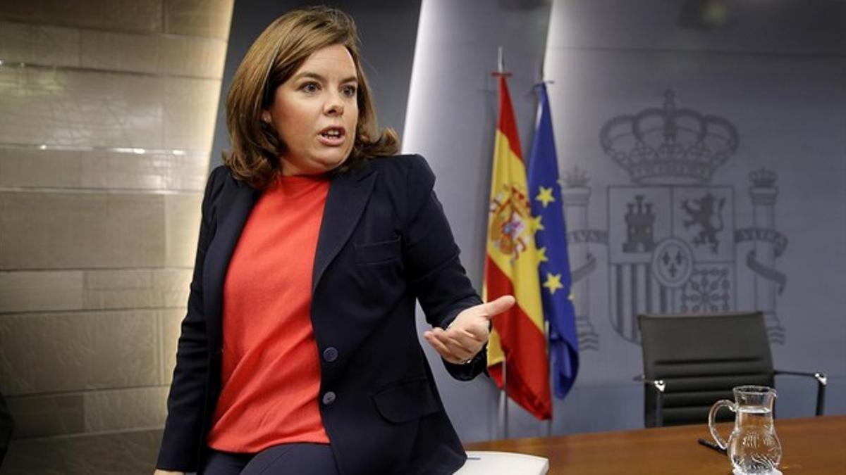 La vicepresidenta del Gobierno, Soraya Sáenz de Santamaría, en la sala de prensa donde da cuenta cada semana de las reuniones del Consejo de Ministros.