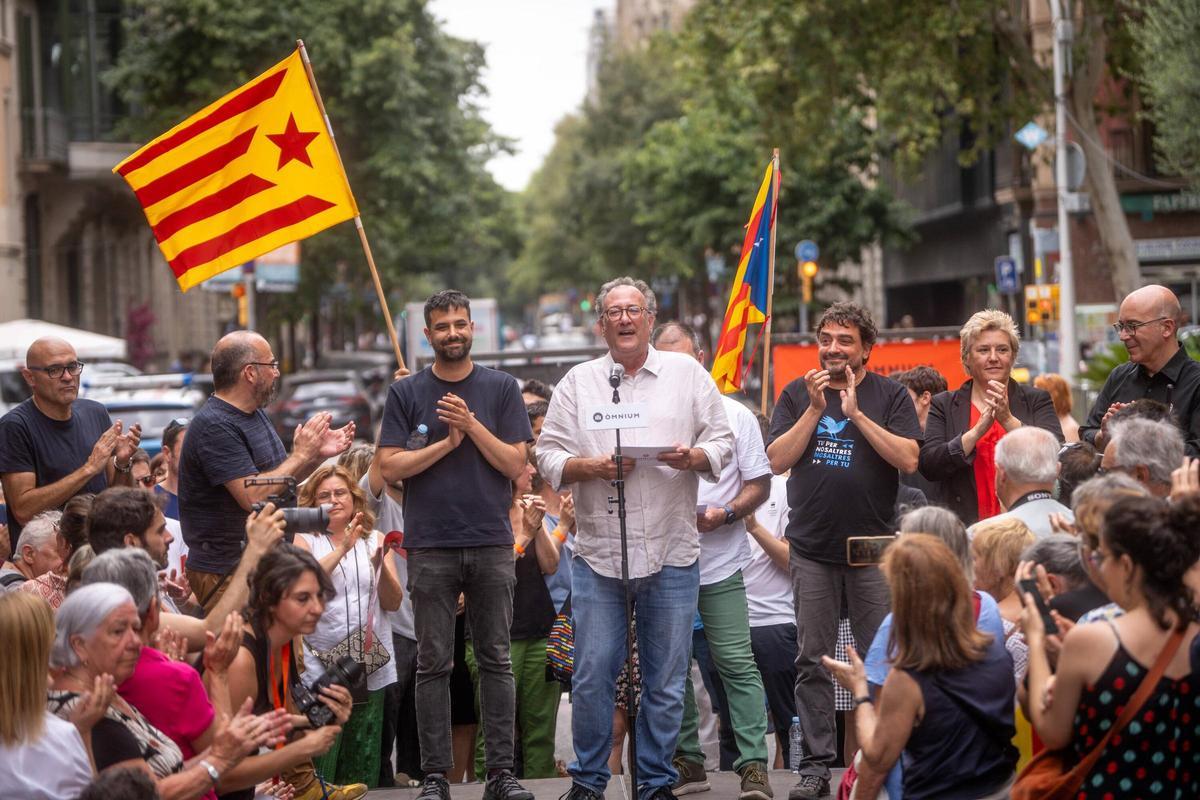 Acto de Omnium Cultural para recibir a Ruben Wagensberg, Oleguer Serra y el resto de personas que se marcharon a Suiza