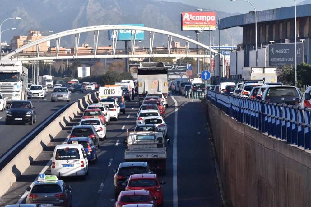 La colisión de tres camiones y dos coches colapsa la Vía de Cintura