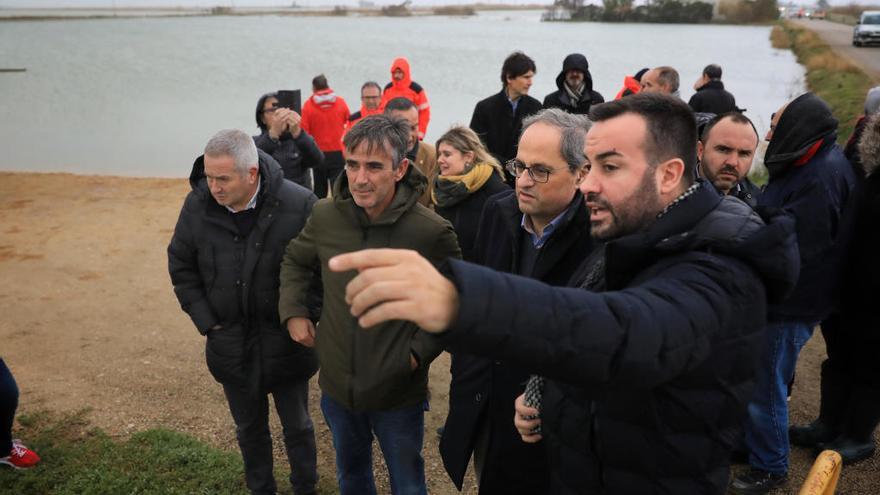 Torra rep les explicacions de l&#039;alcalde de Deltebre en la visita a les zones afectades pel temporal.