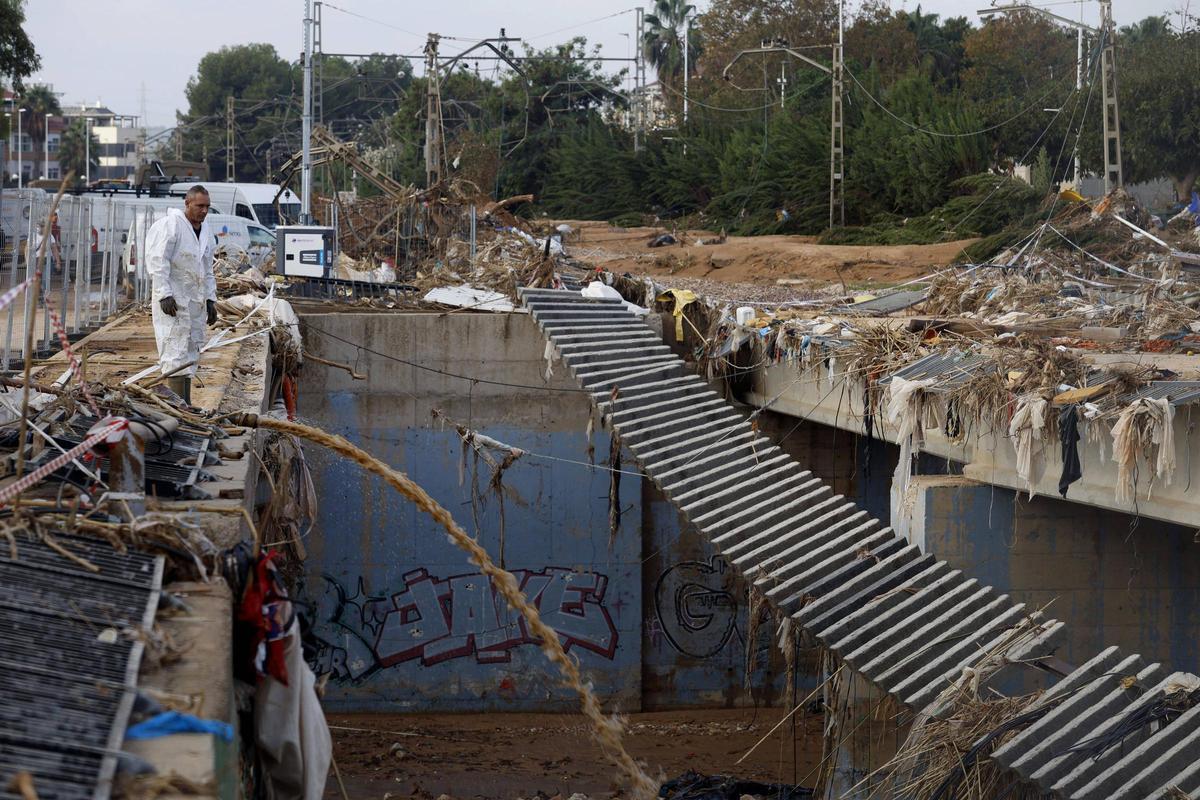 Estado de las vías del metro tras el paso del torrente de agua