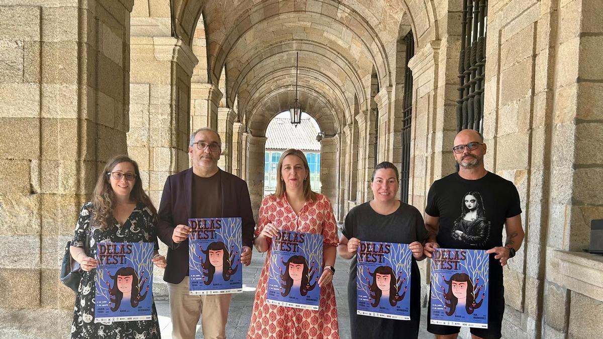 Clara R. Cordeiro, Xosé Penas, Míriam Louzao, Sandy Cebral e Marcos Pérez nos arcos do Pazo de Raxoi