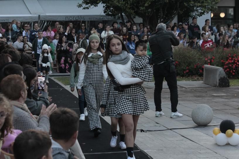 Un momento del Bueu Fashion Show, ayer en la Praza Massó. | // SANTOS ÁLVAREZ