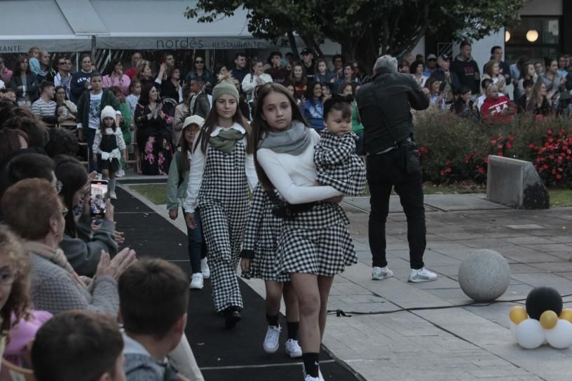 Un momento del Bueu Fashion Show, ayer en la Praza Massó.   | // SANTOS ÁLVAREZ