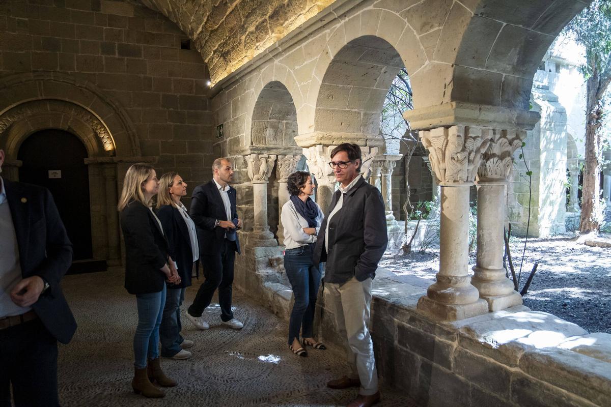 SANT FRUITOS DE BAGES . REUNIO DE L' EQUIP DE GOVERN DEL PSC . SALVADOR ILLA " PRESIDENT GENERALITAT " I CONSELLERS . AL MON SANT BENET . VISITA GUIADA DEL MONESTIR