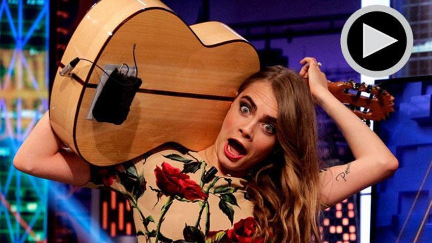 Cara Delevingne toca la guitarra en &#039;El Hormiguero&#039;.