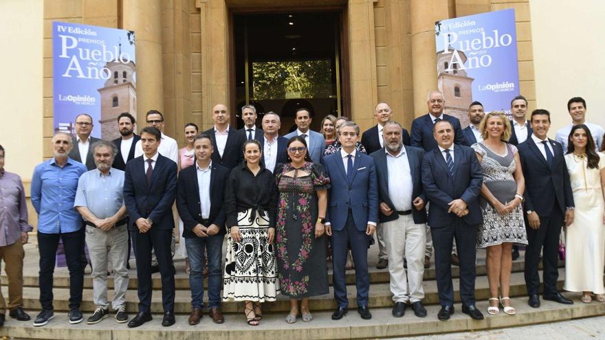 Foto de familia de los protagonistas de la IV edición de los Premios Pueblo del Año.