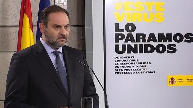 Imatge del ministre de Transport, José Luis Ábalos, durant una roda de premsa al palau de la Moncloa, durnate el primer estat d’alarma, el 30 de març del 2020.