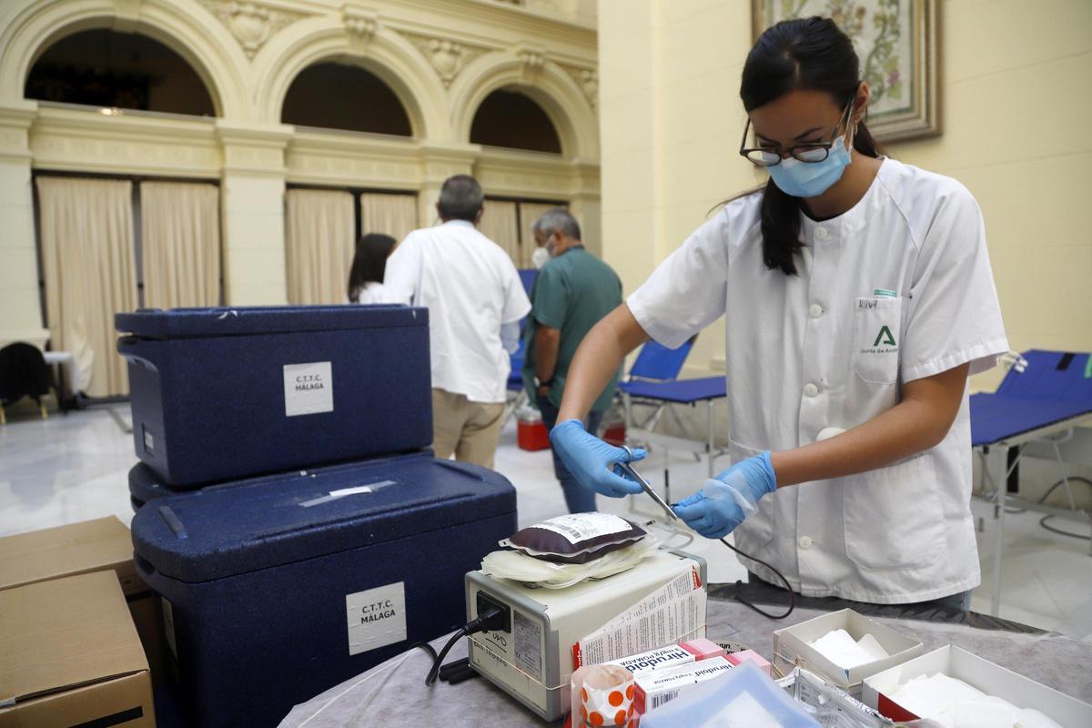 Varias personas acuden al XIV Maratón de donación de sangre para el Centro Regional de Transfuciones de Sangre