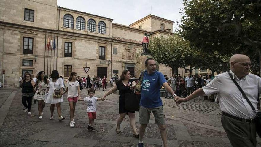 Zamoranos y zamoranas de todas las edades entrelazan sus manos durante el acto &quot;Abraza Zamora&quot;.