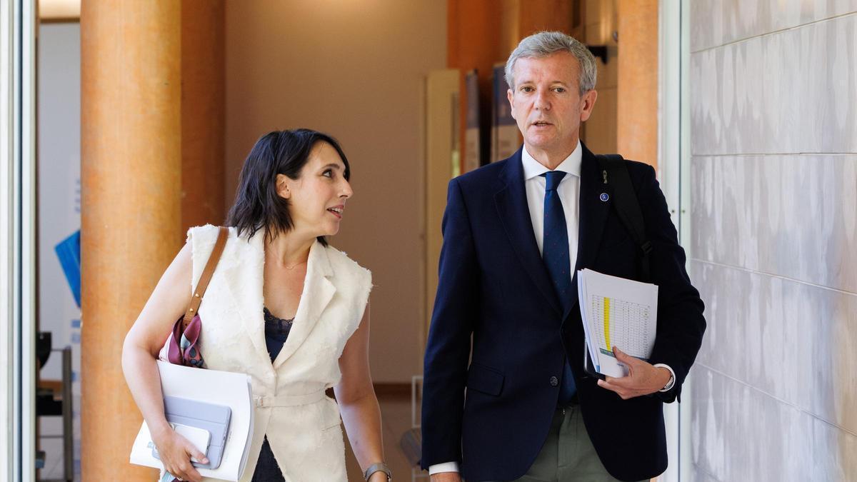 O presidente da Xunta, Alfonso Rueda, coa conselleira de Economía, María Jesús Lorenzana, este luns tras o Consello da Xunta.