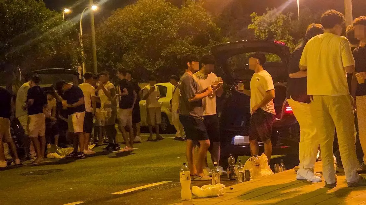 El entorno de una zona residencial de Alicante se convierte en un macrobotellón al aire libre