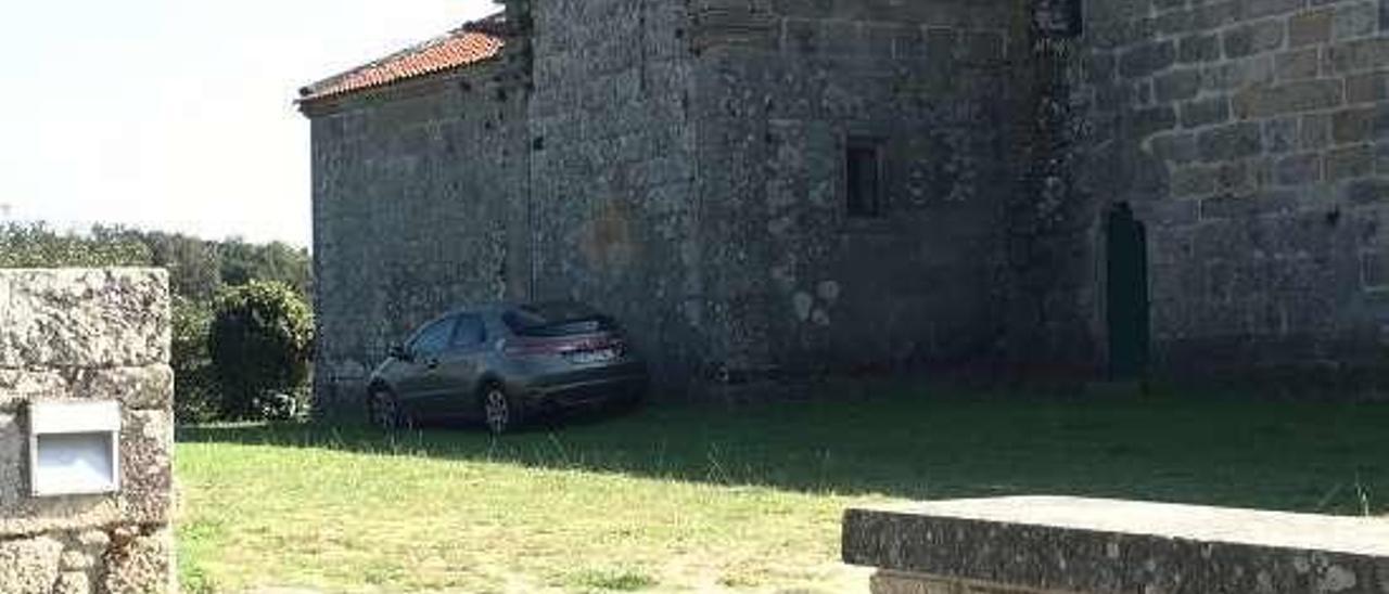 Coche estacionado en el atrio de San Martiño. // G.N.