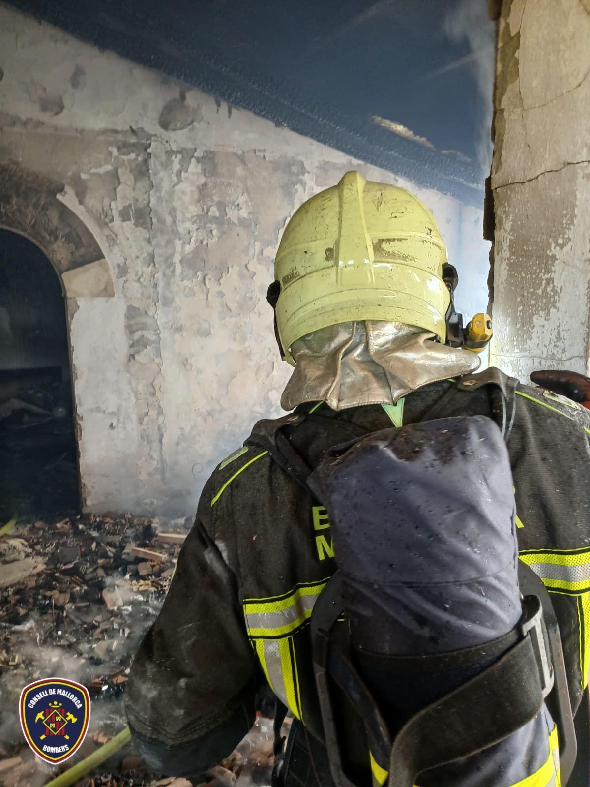 Una mujer ha resultado herida al saltar de un primer piso de una casa de campo incendiada en Llucmajor