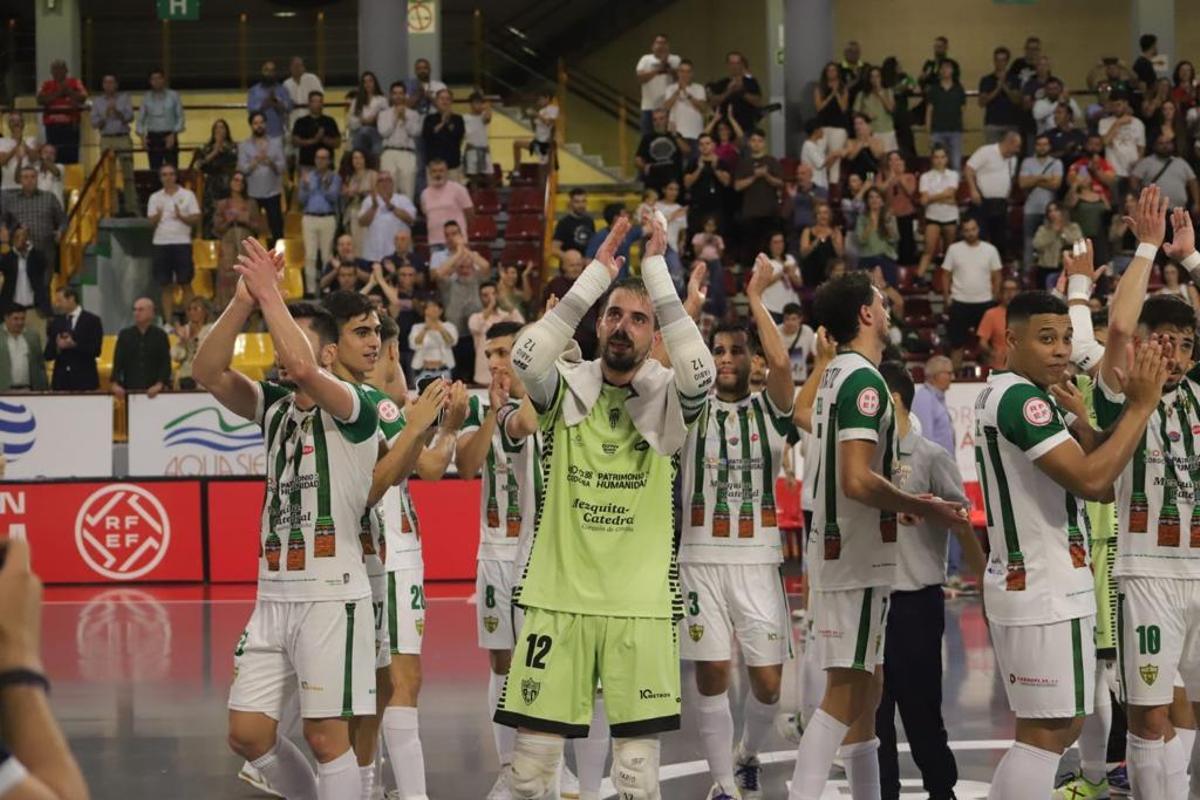 Los jugadores del Córdoba Futsal celebran la victoria ante el Jaén.
