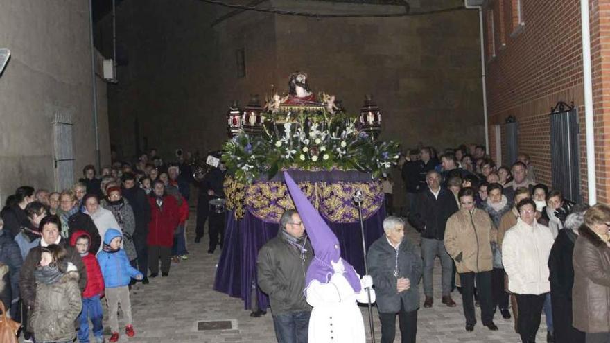 El pueblo acompaña el paso del Ecce Homo.