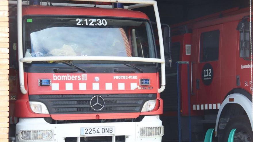 Els Bombers retiren dos arbres caiguts a la Catalunya central