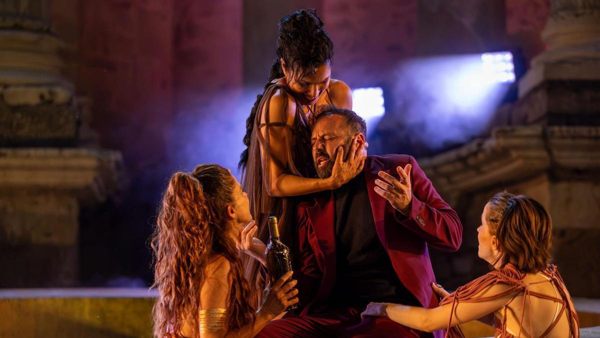 El Teatro Romano de Mérida se entrega a la 'Bacanal' de Carlos Hipólito