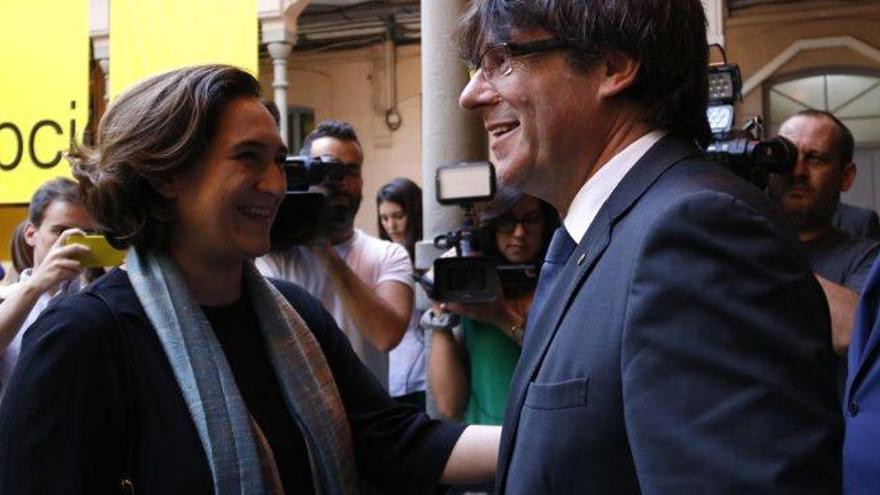 Colau i Puigdemont conversen sota la mirada de Junqueras