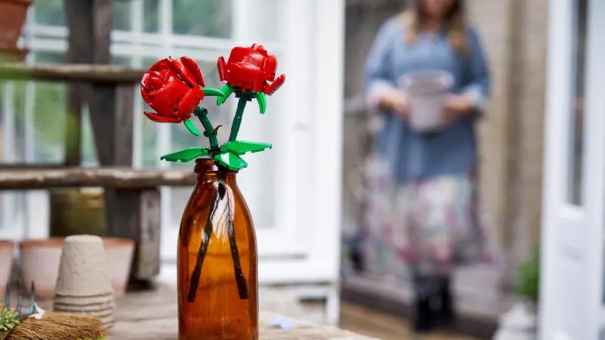 LEGO rebaja sus virales rosas rojas, justo a tiempo para el Día de la Madre