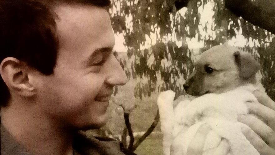 Alberto, junto a su perra Nala.