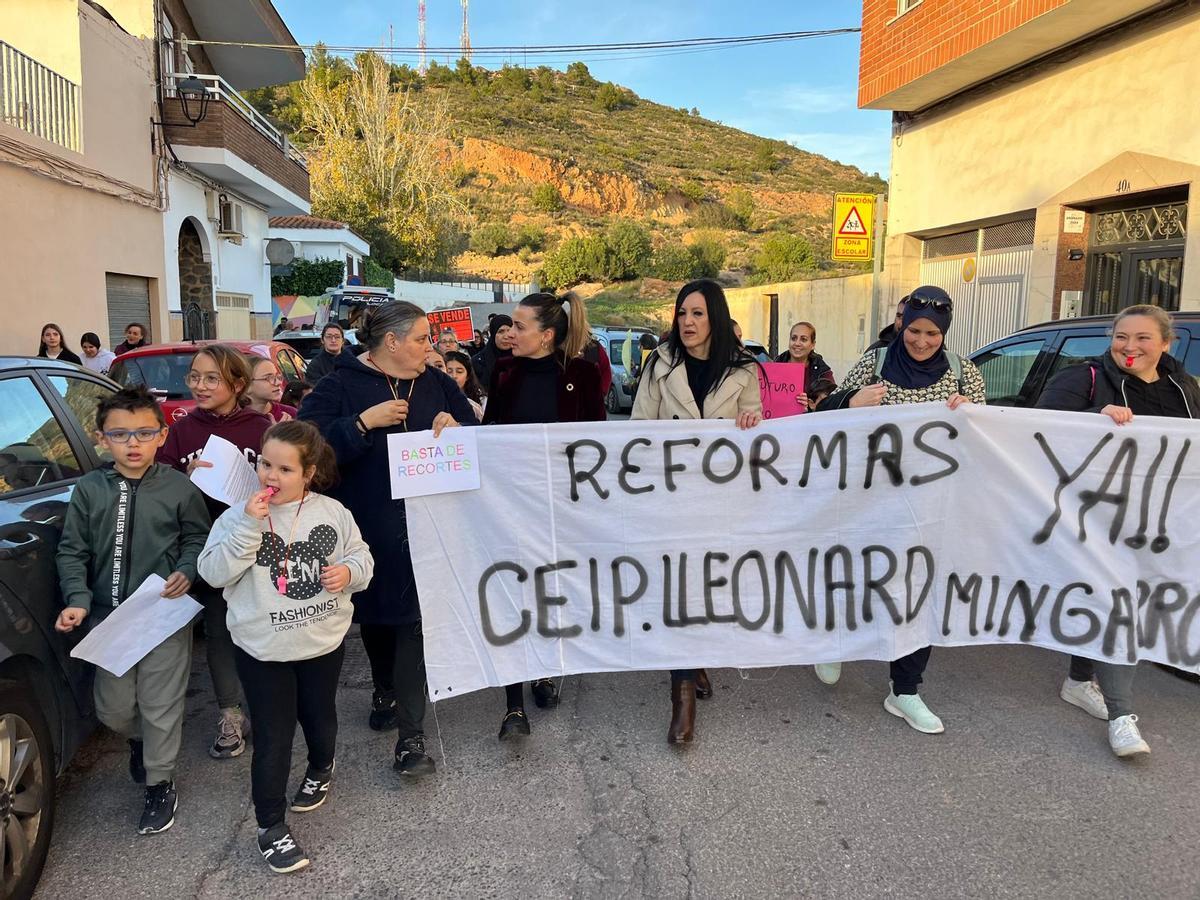 La alcaldesa, Tania Baños, ha encabezado la manifestación en el barrio Toledo.