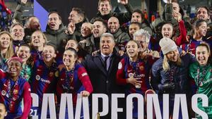 Las jugadoras del FC Barcelona acompañadas por el presidente del equipo blaugrana, Joan Laporta, celebran su victoria en la final de la Supercopa tras derrotar al Levante en el encuentro disputado en el estadio de Butarque, en la localidad madrileña de Leganés.
