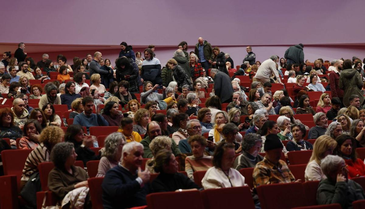Aspecto de la platea del Niemeyer antes de la presentación de «La pensínsula de las casa vacías».  | MIKI  LÓPEZ