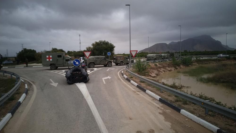 Imagen del despliegue militar en la Vega Baja para auxiliar a vecinos afectados por la gota fría.