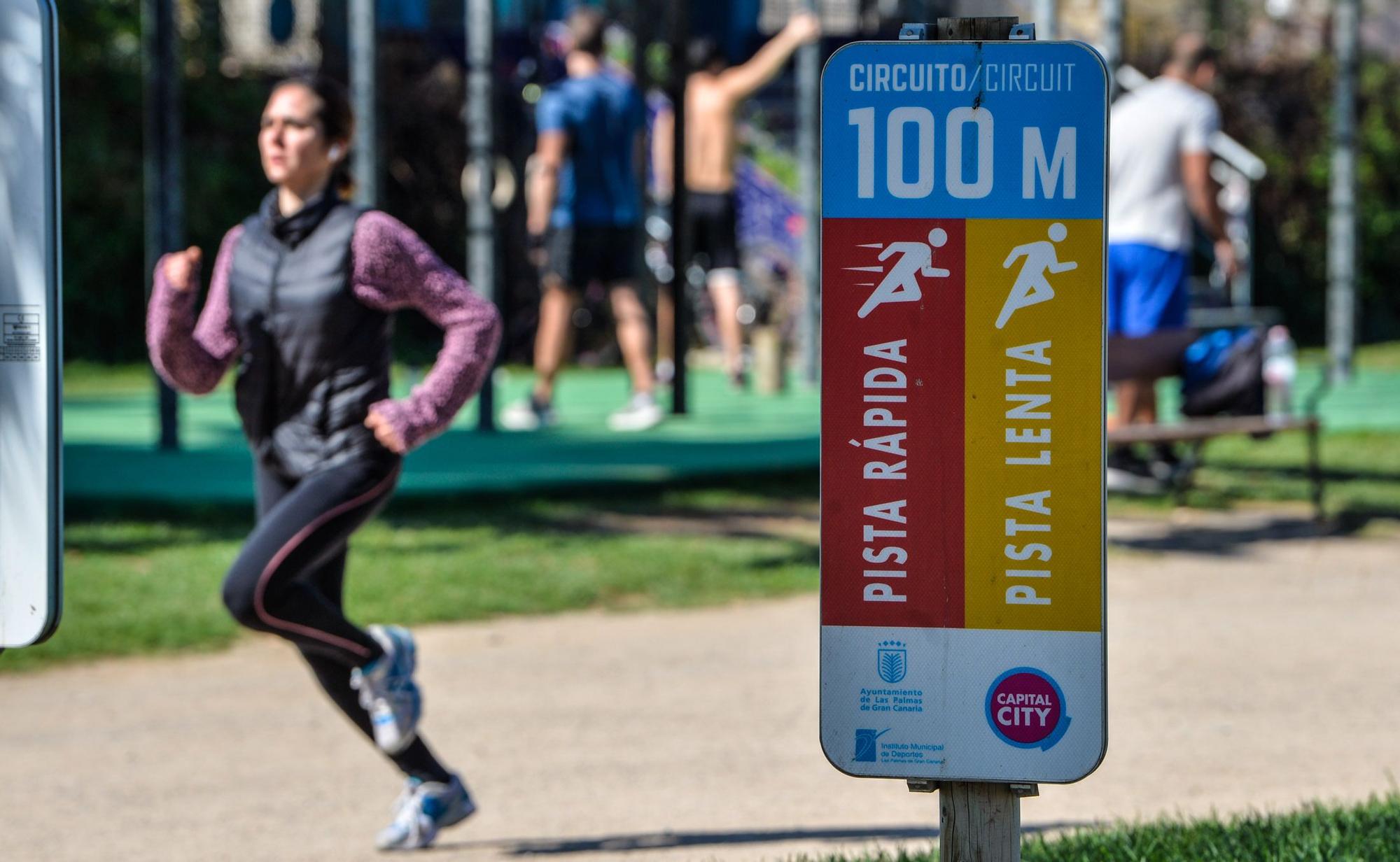 Gente haciendo deporte en Parque Romano tras el cierre de gimnasios e instalaciones deportivas