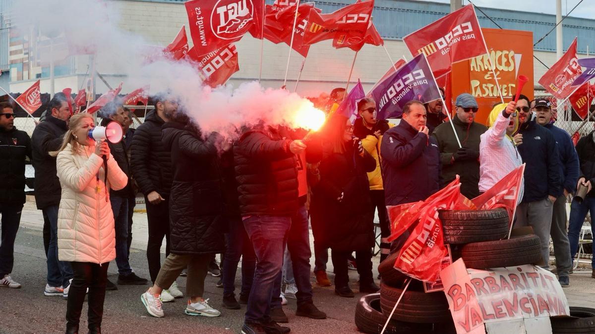 Protesta de trabajadores en una estación ITV de la provincia.