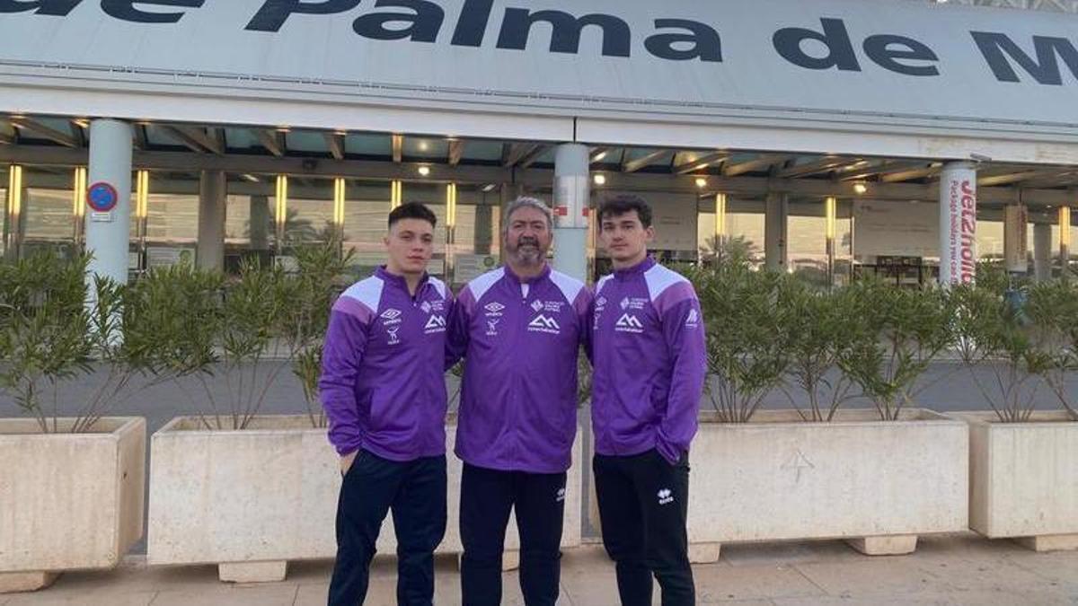 Oliver Sons, Manuel Martínez y Nicolau Mir, en el aeropuerto de Palma antes de viajar a Portugal