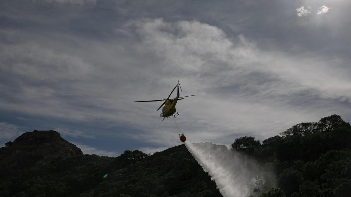 Un helicóptero en el incendio de Cabo Tiñoso.