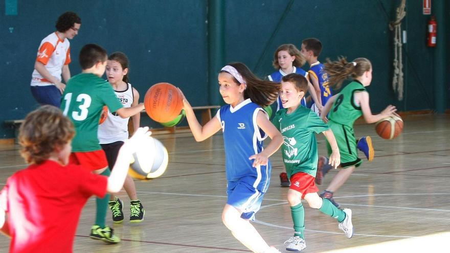 Varios niños de la cantera del Zamarat practican baloncesto