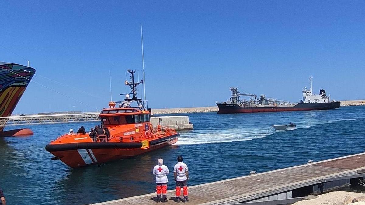 La embarcación de Salvamento Marítimo llegando al Puerto de Alicante con los inmigrantes el día del rescate.