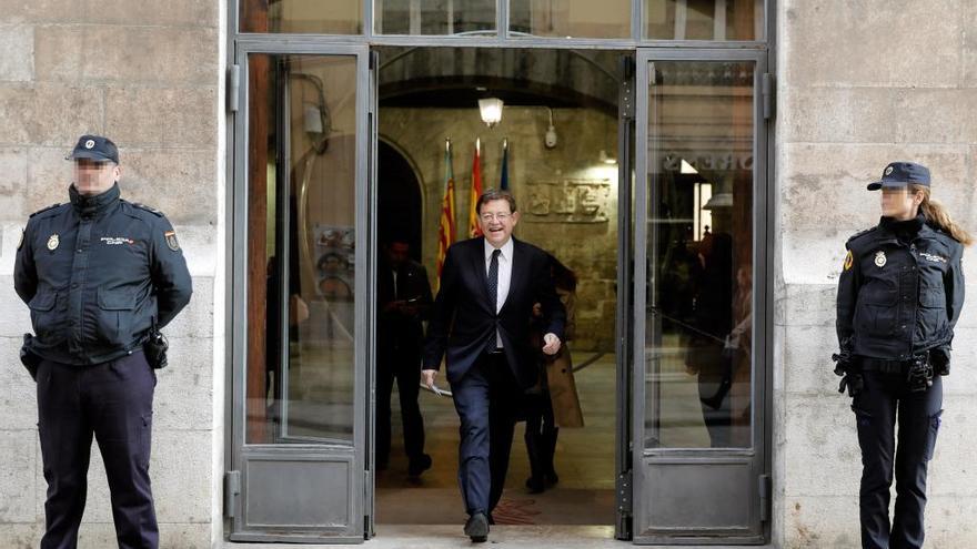 El jefe del Consell, Ximo Puig, ayer, saliendo del Palau de la Generalitat.