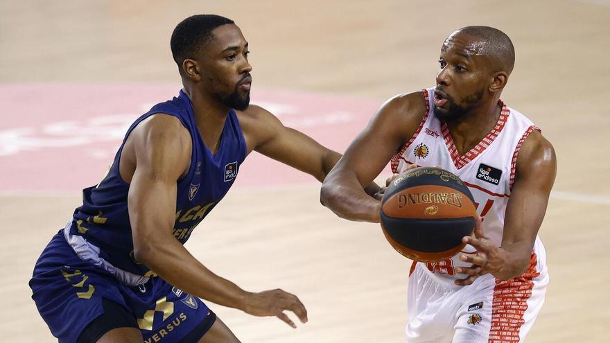 Isaiah Taylor, a la izquierda, en su estreno con el UCAM Murcia CB el pasado sábado.