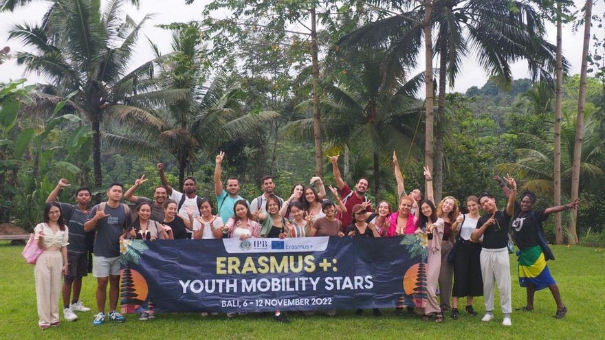 Un grupo de alumnos de Tenerife en Indonesia durante el intercambio académico iaugurado el pasado curso con Asia.