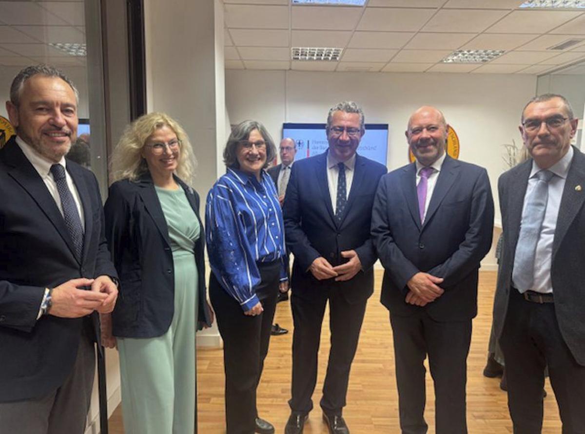 Vicente Seguí, sra. Jakobs, Nuria von Kapff, Toni Pérez, el cónsul general de Alemania, Elmar Jakobs y Manuel Lafuente.