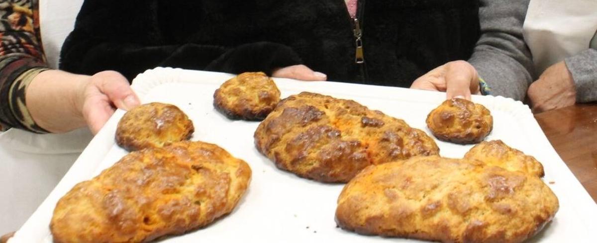 Bandea de bollos elaborados en el taller.