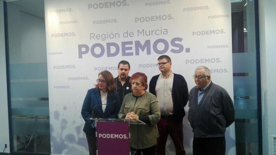 Diputados de la formación morada junto a dos miembros de asociaciones de la Región de Murcia.