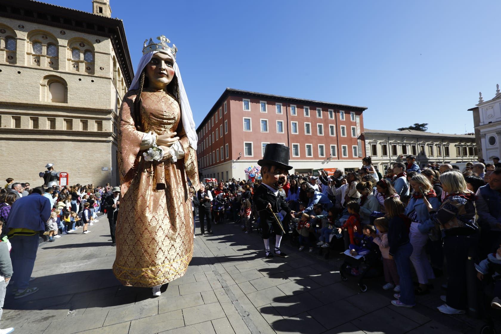 En imágenes | La comparsa de gigantes y cabezudos ilusionan a los más pequeños
